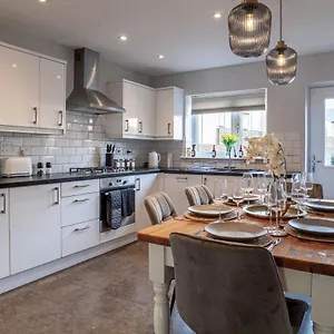 Modern 3 Bedroom House With Parking Bath